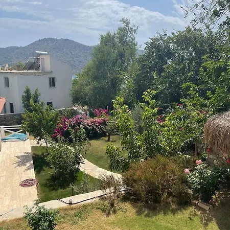 펜션 Stonehouse With Sea View And Garden In *